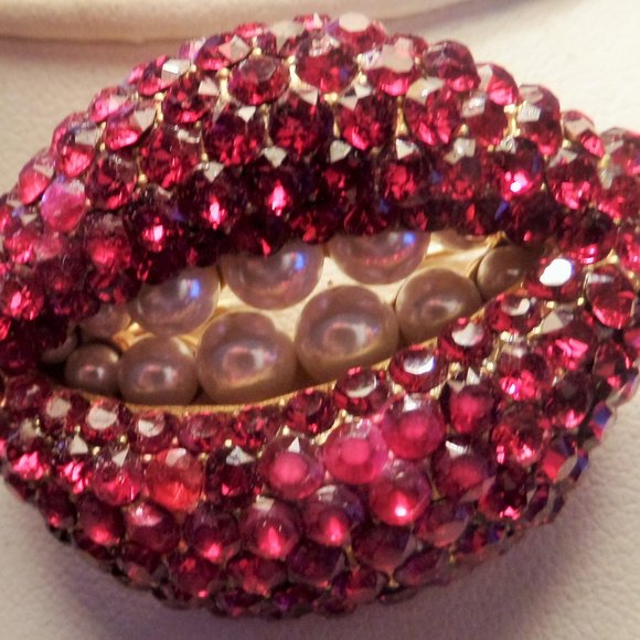 COPY - SALVADOR DALI MAE WEST INSPIRED RUDY RED LIPS BROOCH 2002 - Picture 6 of 8